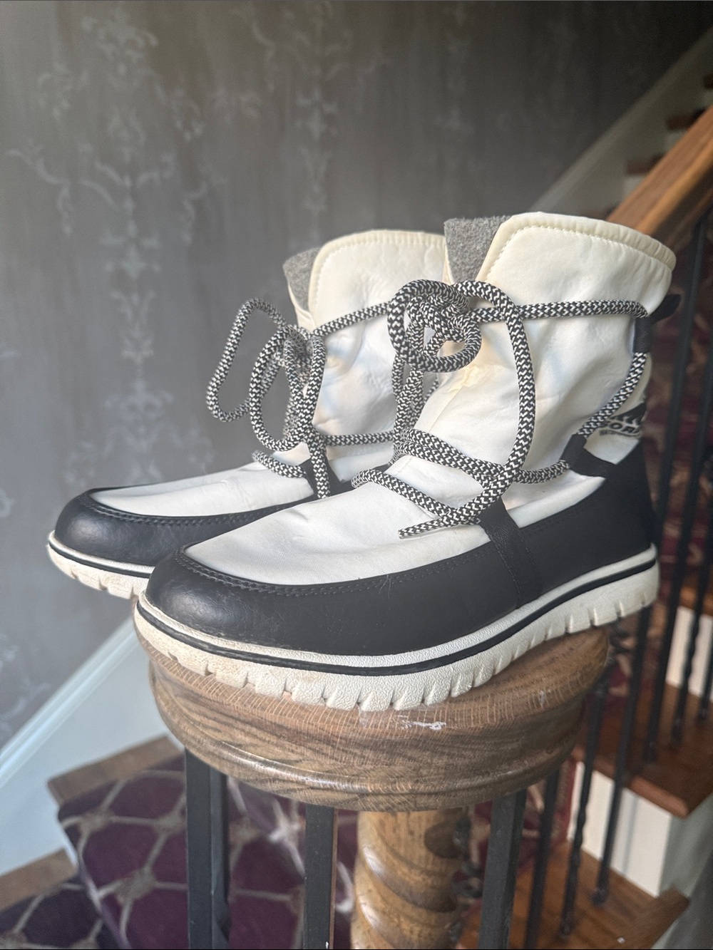 SOREL waterproof womenโs cozy explore our boots size 7 1/2 preowned good conditi